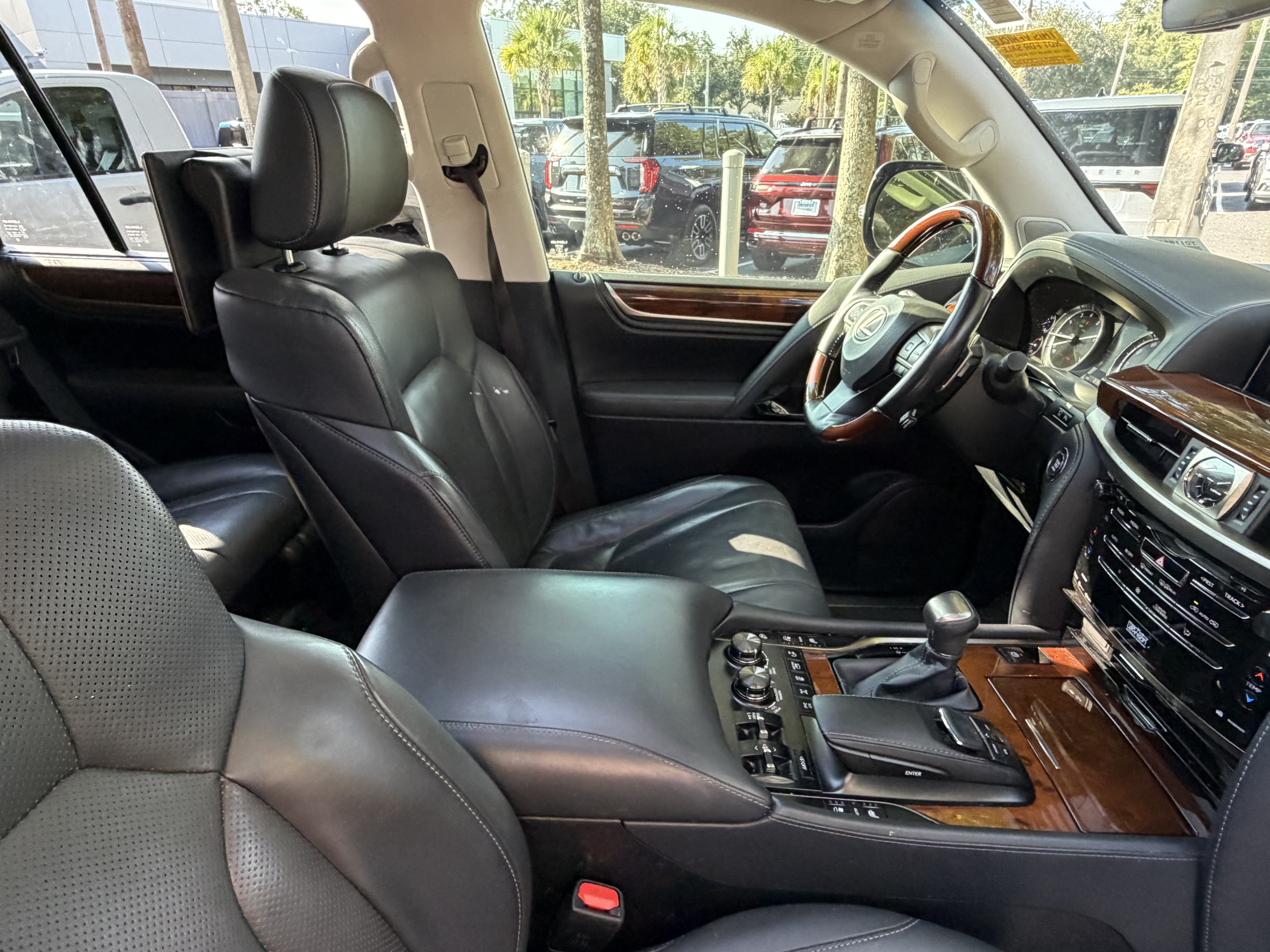 Used 2020 Lexus LX 570 4WD w/ Luxury Package image 47