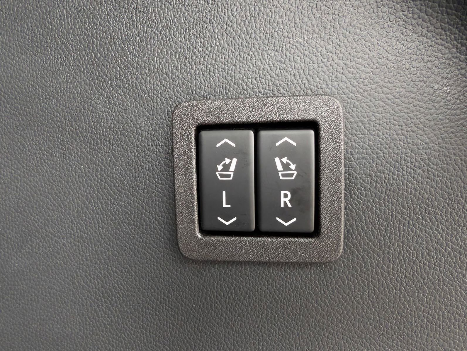 Used 2020 Buick Enclave Avenir w/ Avenir Technology Package AWD/4WD image 31