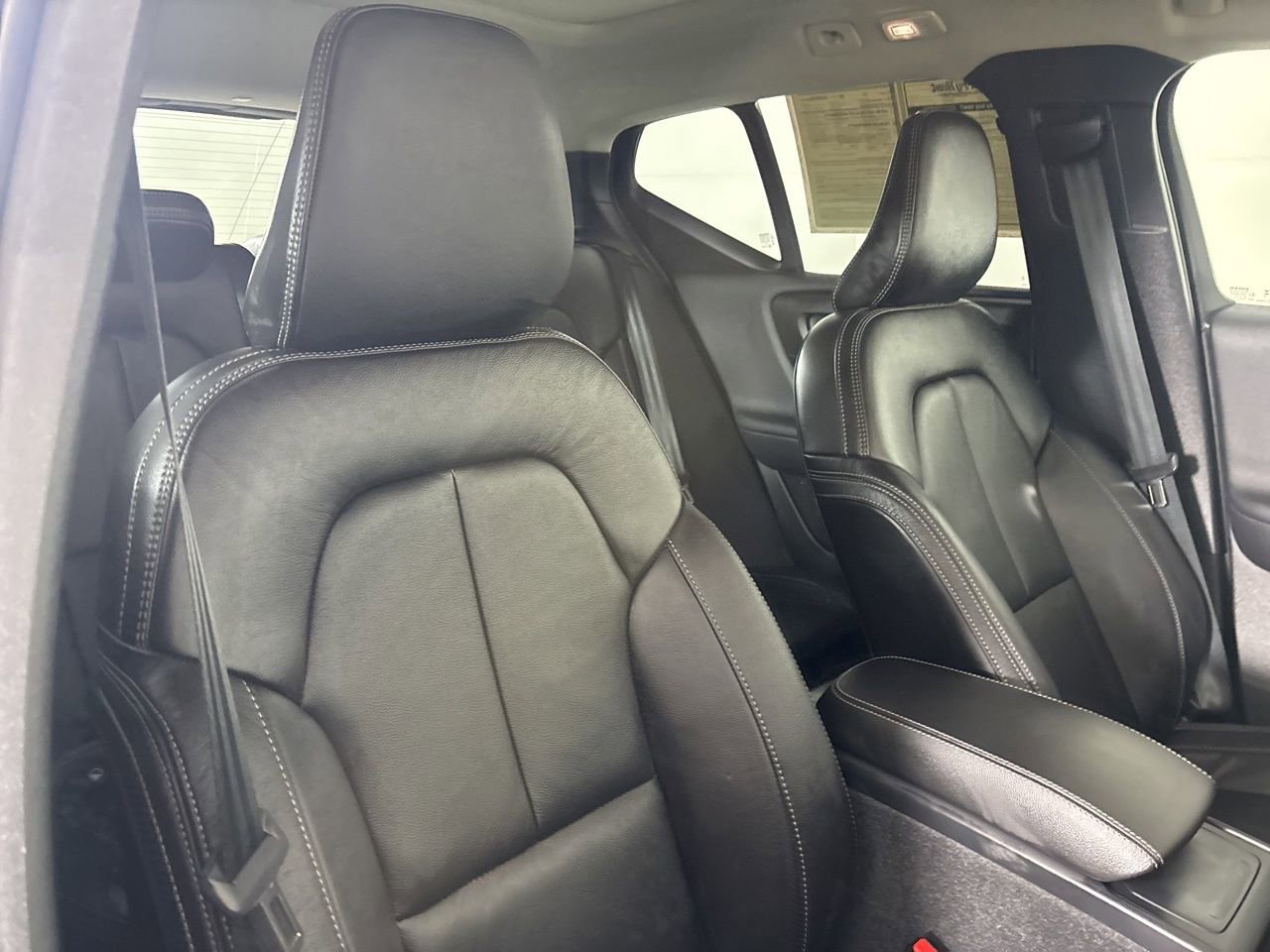 Used 2024 Volvo XC40 B5 Ultimate w/ Protection Package Premier image 27