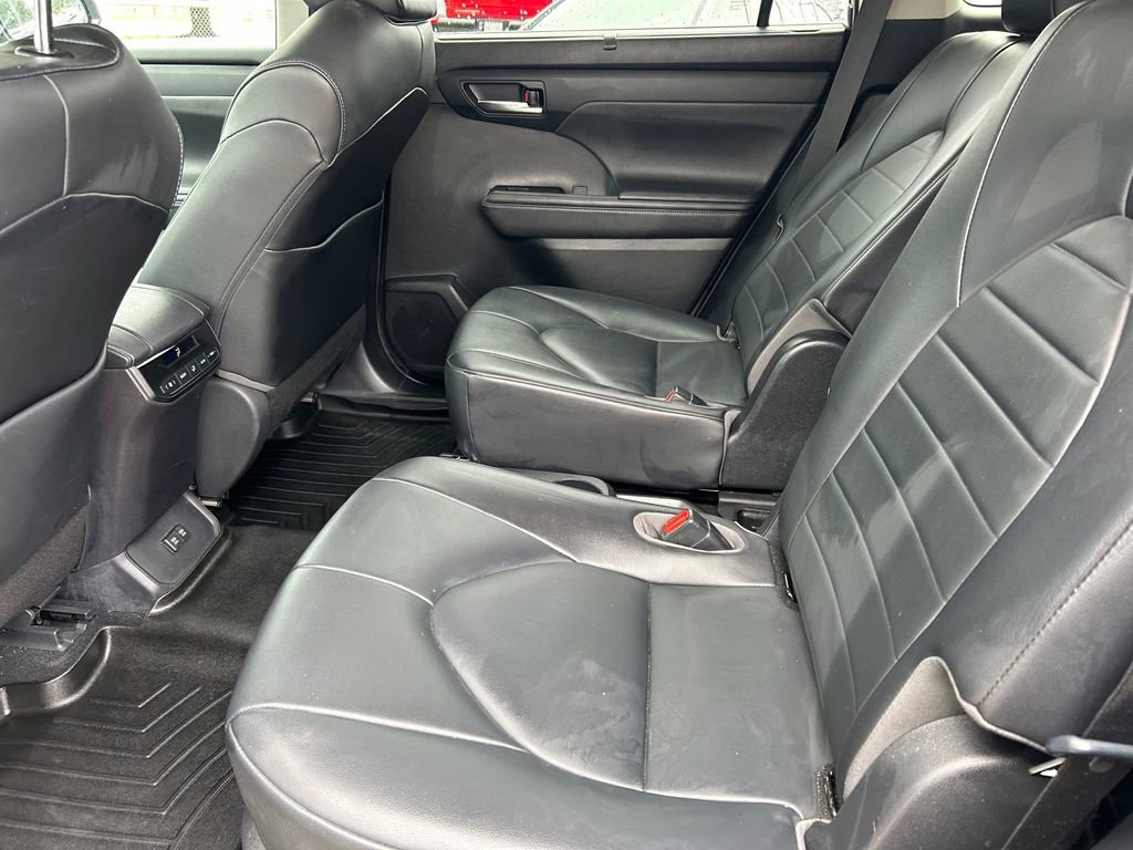 Used 2020 Toyota Highlander XLE FWD image 17