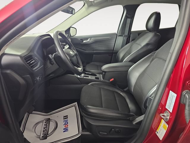 Used 2025 Ford Escape SE w/ Class II Trailer Tow Package FWD image 9