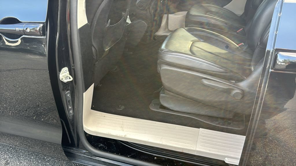 Used 2023 Chrysler Pacifica Touring-L FWD image 34