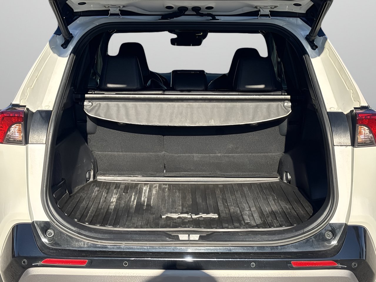 Used 2020 Toyota RAV4 XSE image 28