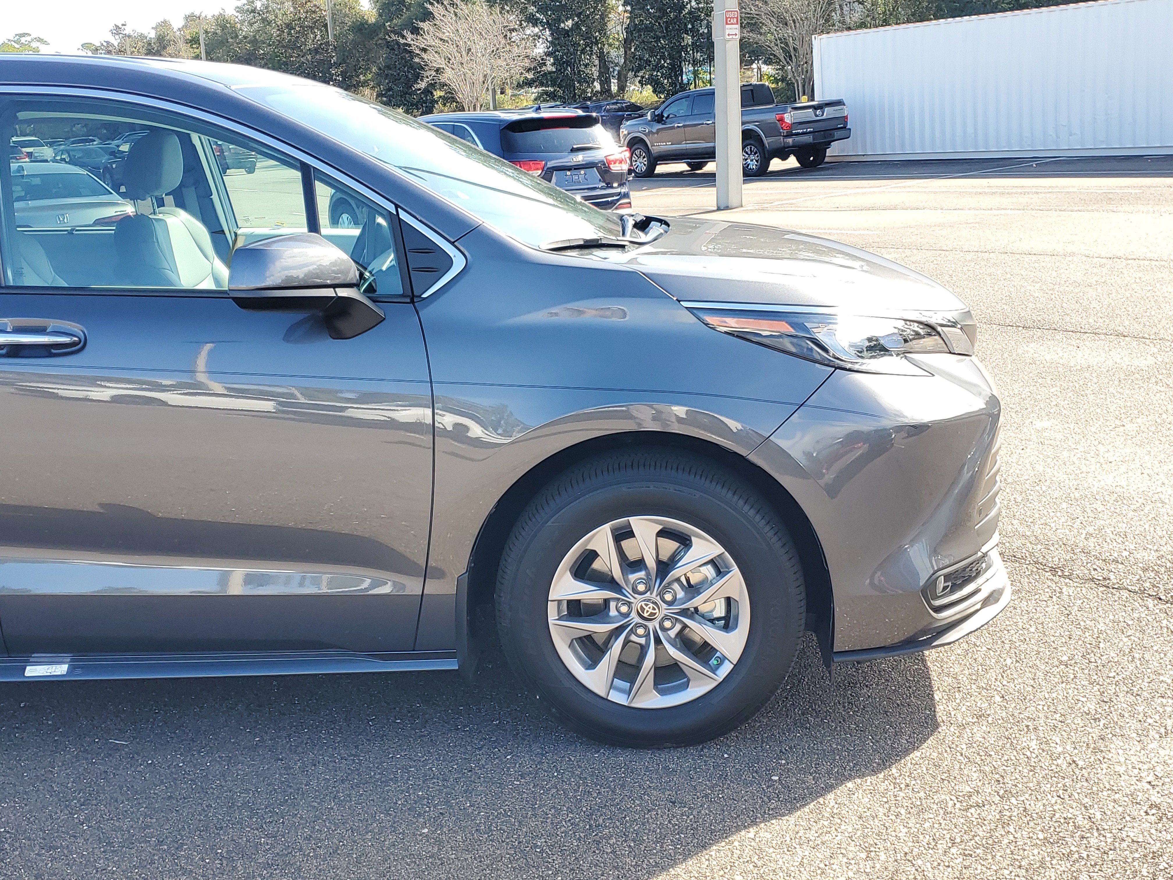 Used 2025 Toyota Sienna XLE image 17