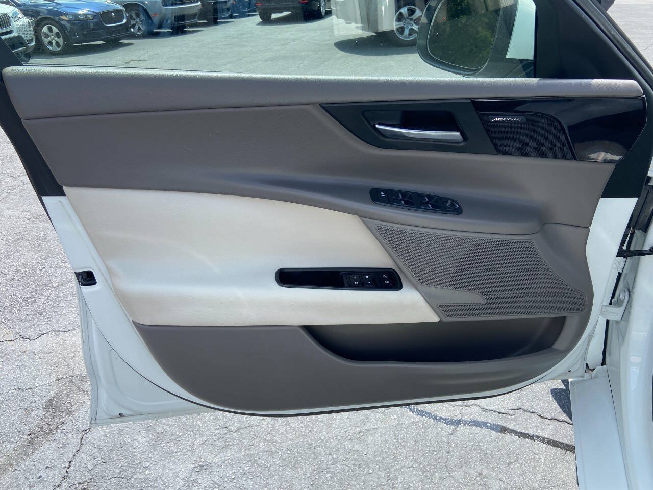 Used 2018 Jaguar XE Premium RWD image 22