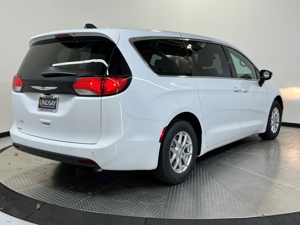 New 2026 Chrysler Voyager LX image 3