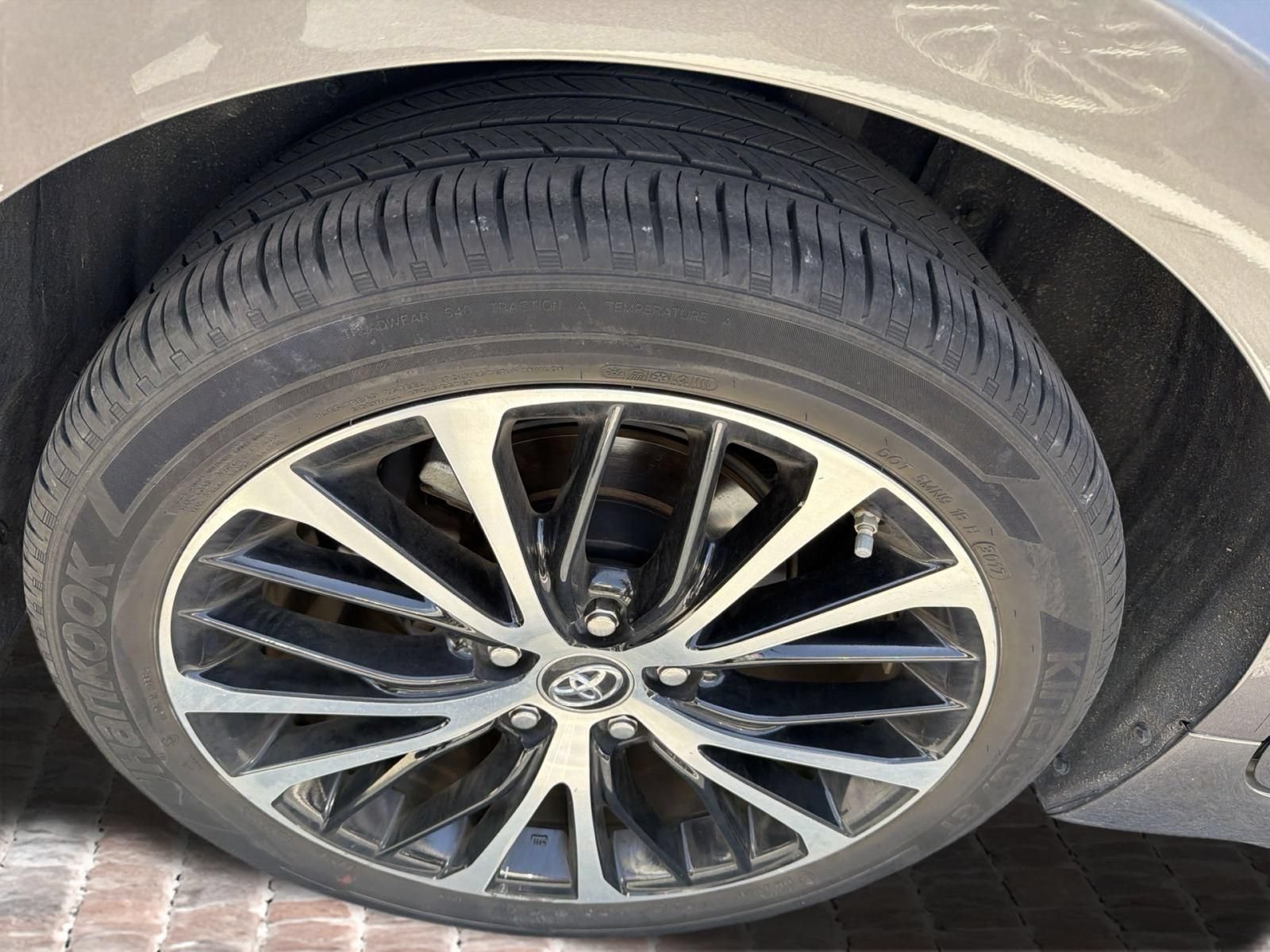 Used 2018 Toyota Camry SE w/ Moonroof Package FWD image 12