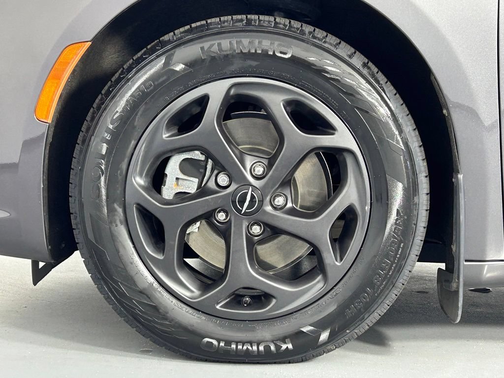 Used 2023 Chrysler Pacifica Limited w/ Uconnect Theater Family Group FWD image 40