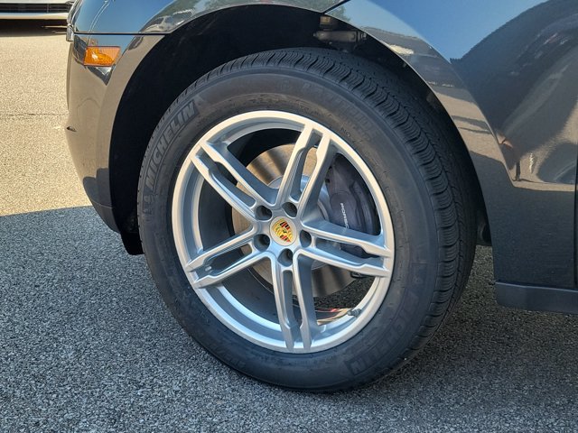 Certified 2017 Porsche Macan AWD/4WD image 11