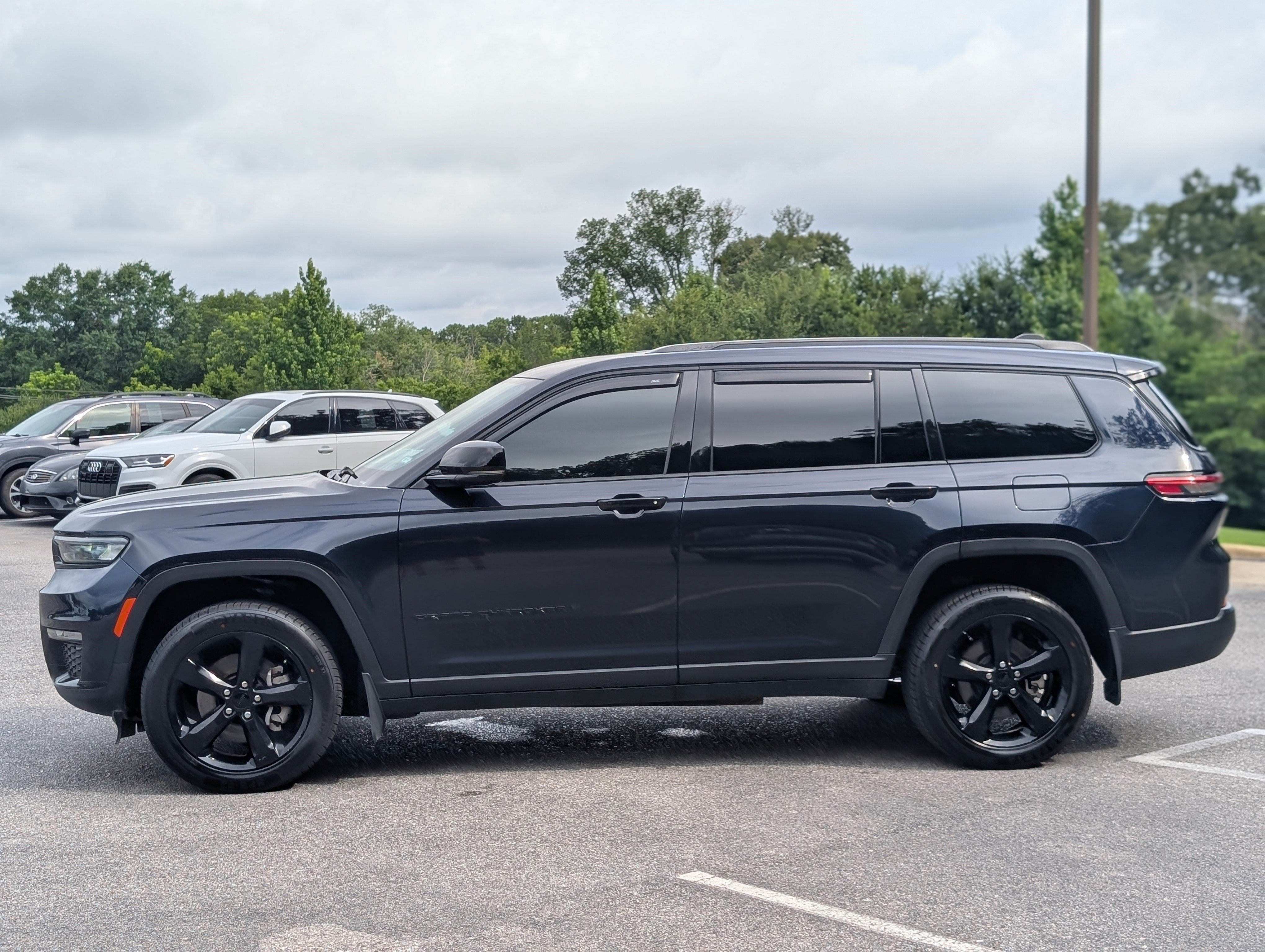Used 2024 Jeep Grand Cherokee L Limited w/ Black Appearance Package AWD/4WD image 6