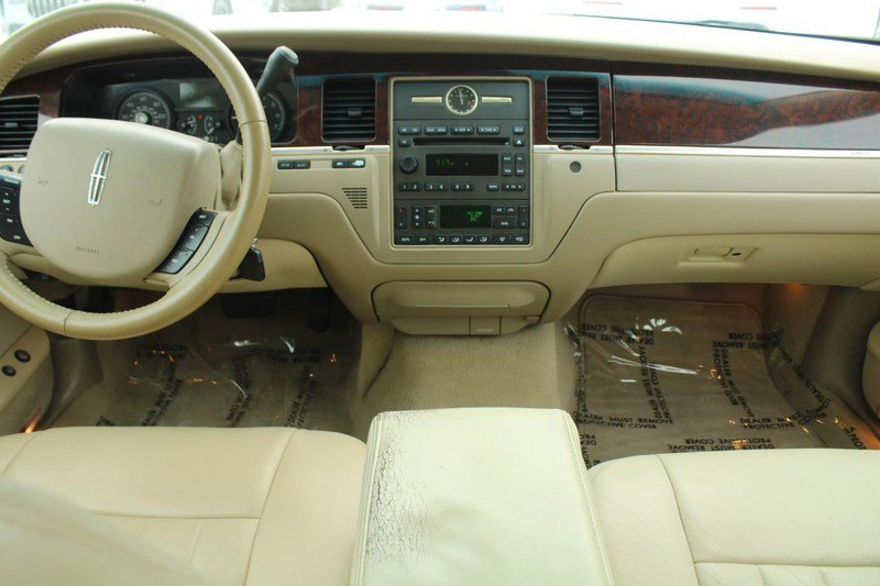 Used 2006 Lincoln Town Car Signature image 14