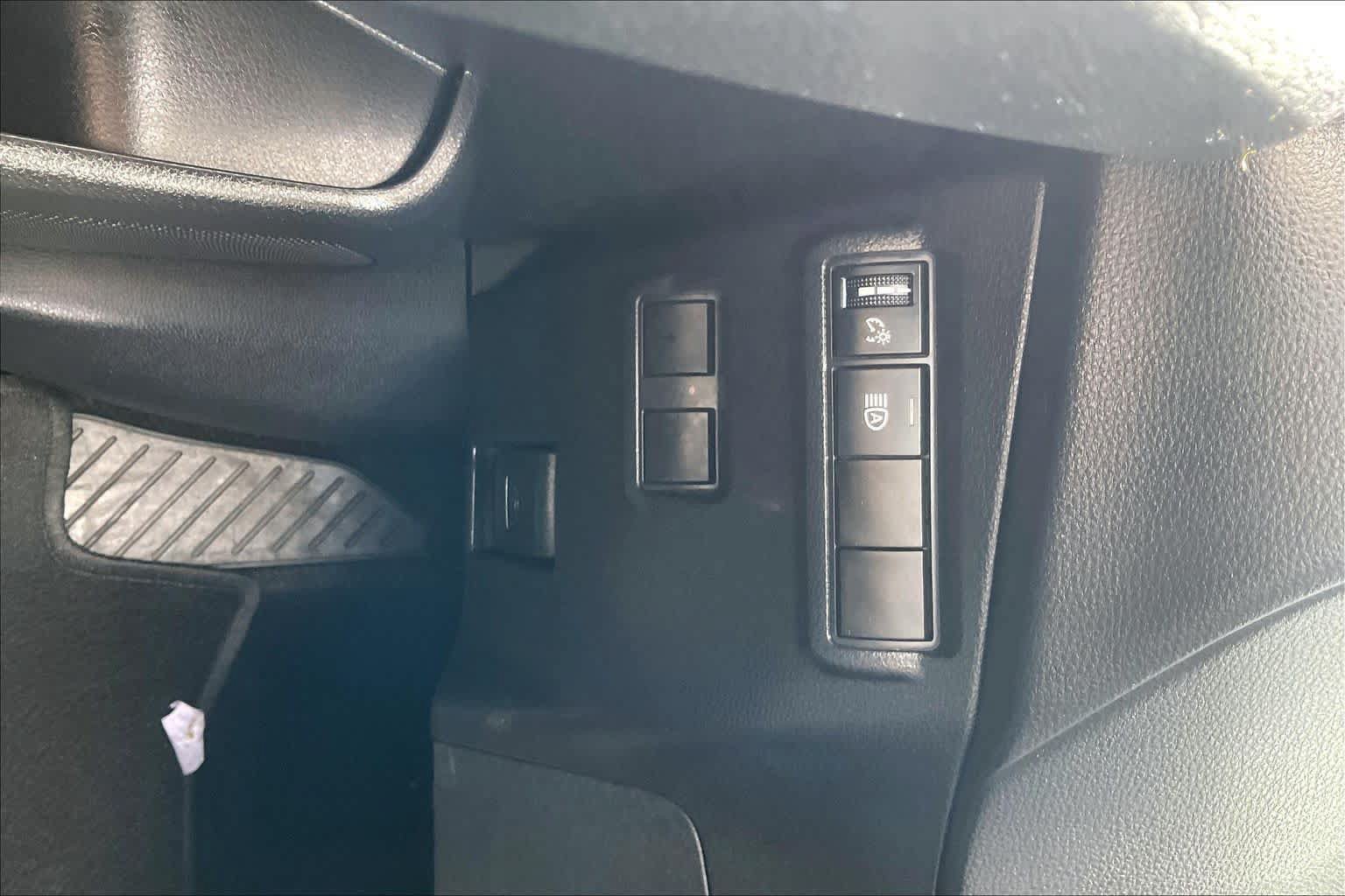 Used 2025 Toyota Corolla Cross XLE FWD image 33