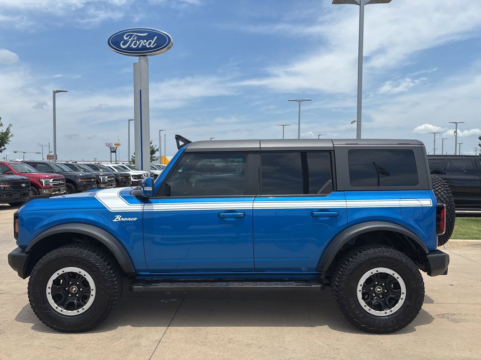 Used 2023 Ford Bronco Outer Banks w/ Sasquatch Package AWD/4WD image 2