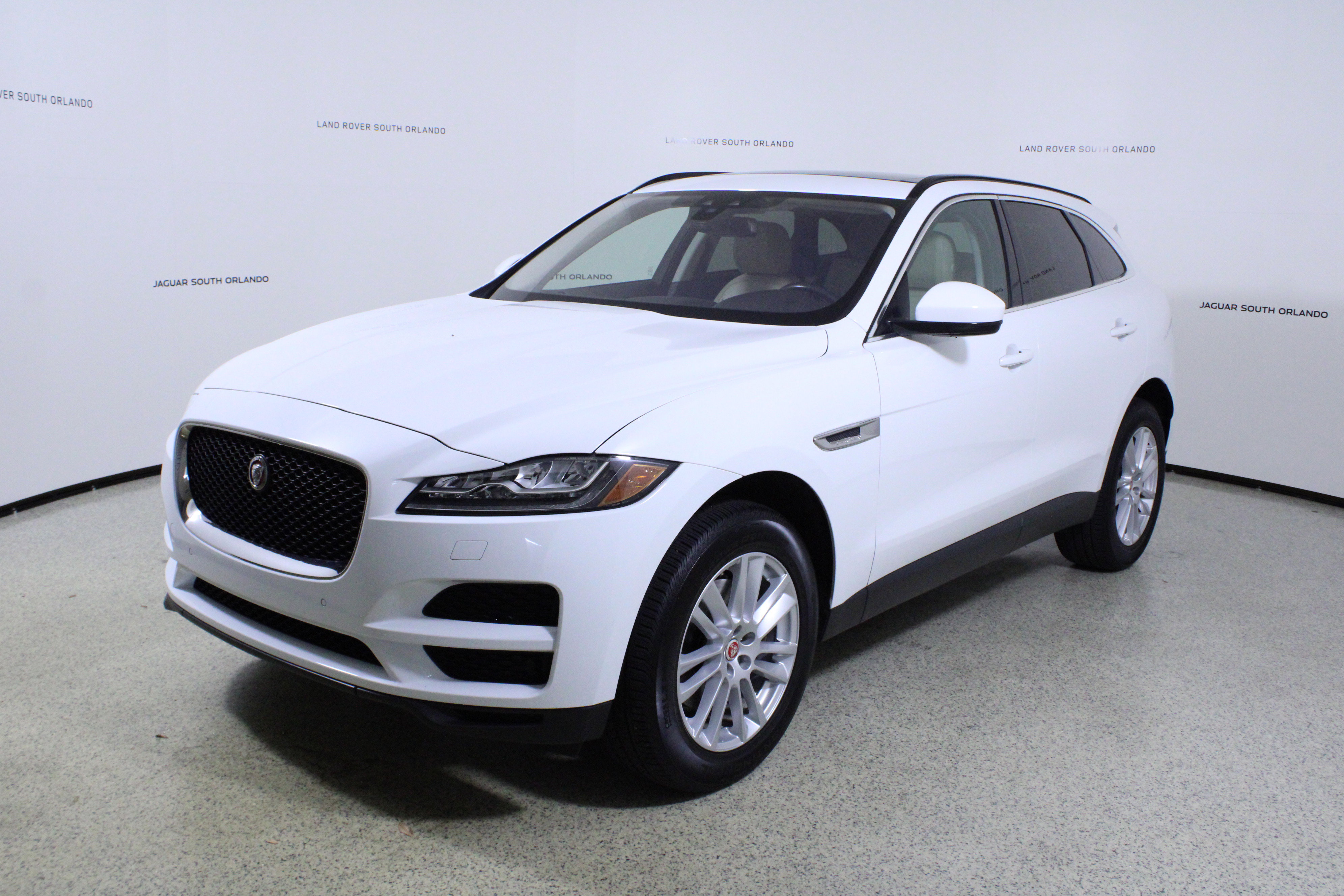 Used 2017 Jaguar F-PACE Prestige image 4