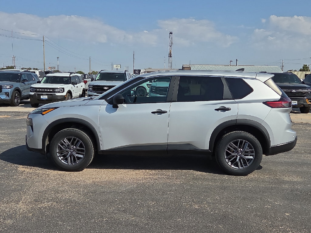 Used 2024 Nissan Rogue S AWD/4WD image 2