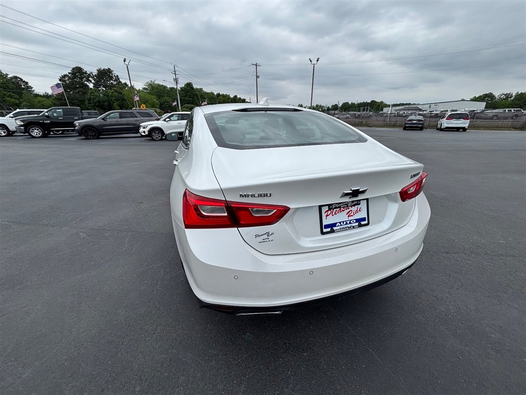 Used 2016 Chevrolet Malibu Premier w/ Driver Confidence Package II FWD image 4