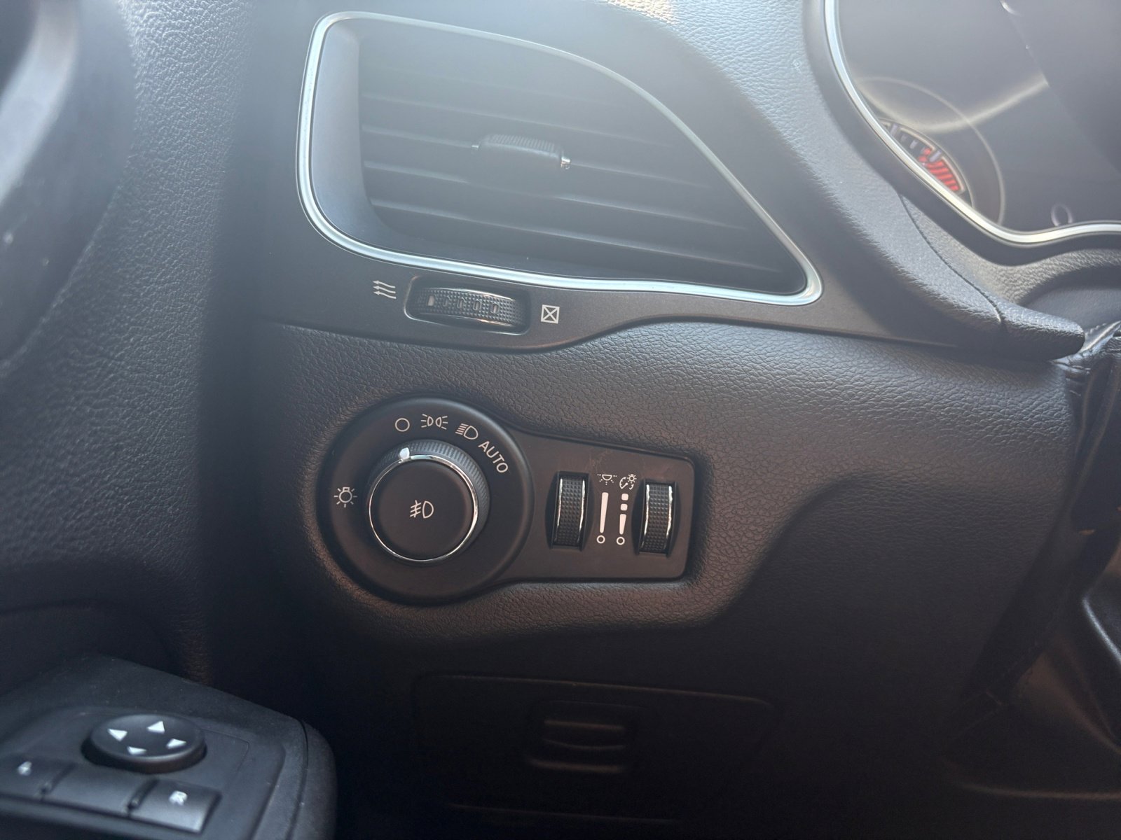 Used 2019 Jeep Cherokee Trailhawk image 23