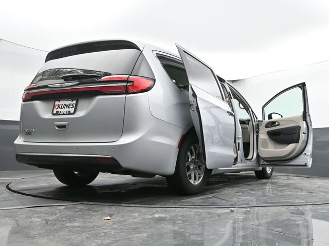 Used 2024 Chrysler Pacifica Touring-L image 73