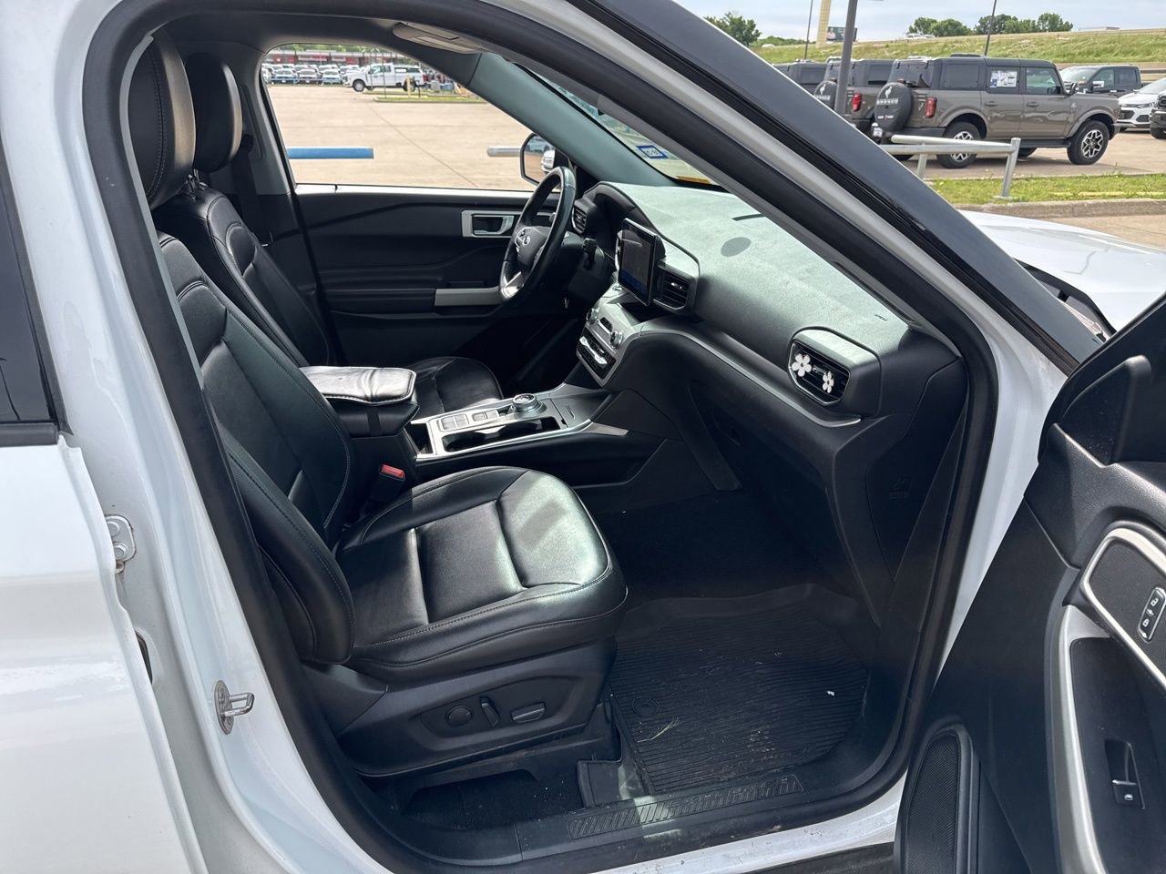 Used 2021 Ford Explorer XLT w/ Equipment Group 202A RWD image 14