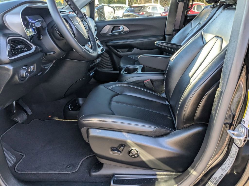 Used 2025 Chrysler Pacifica Select image 11