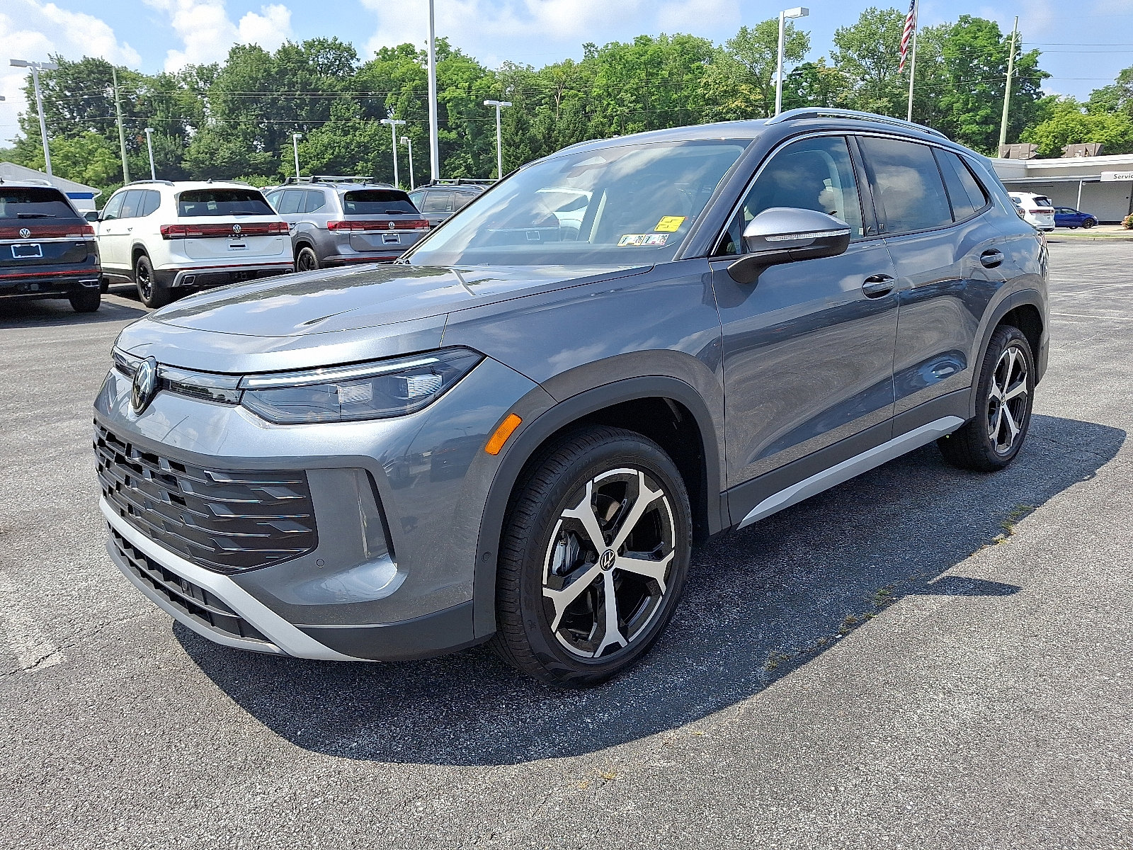 New 2025 Volkswagen Tiguan SE image 3