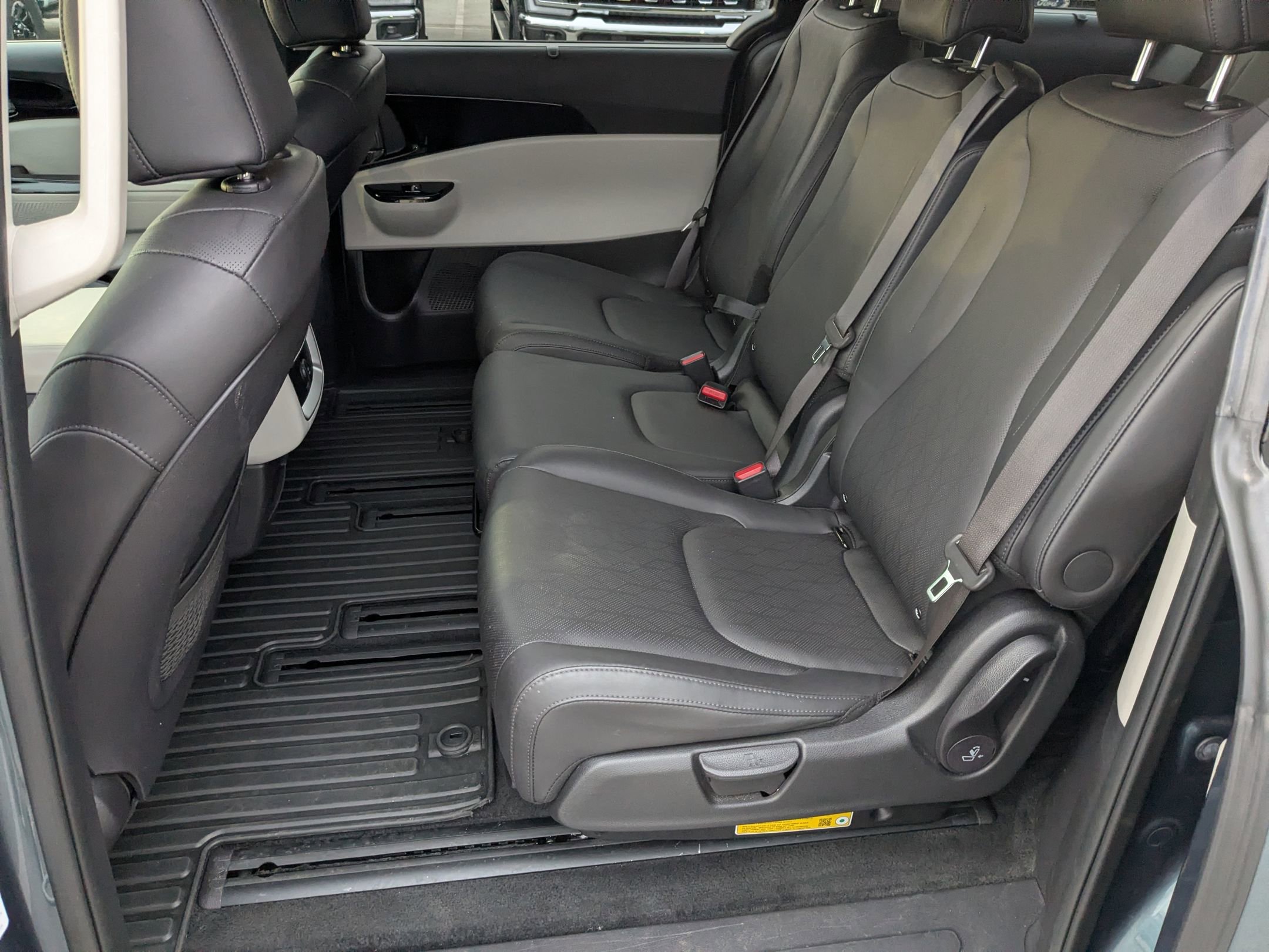 Used 2024 Kia Carnival EX image 36