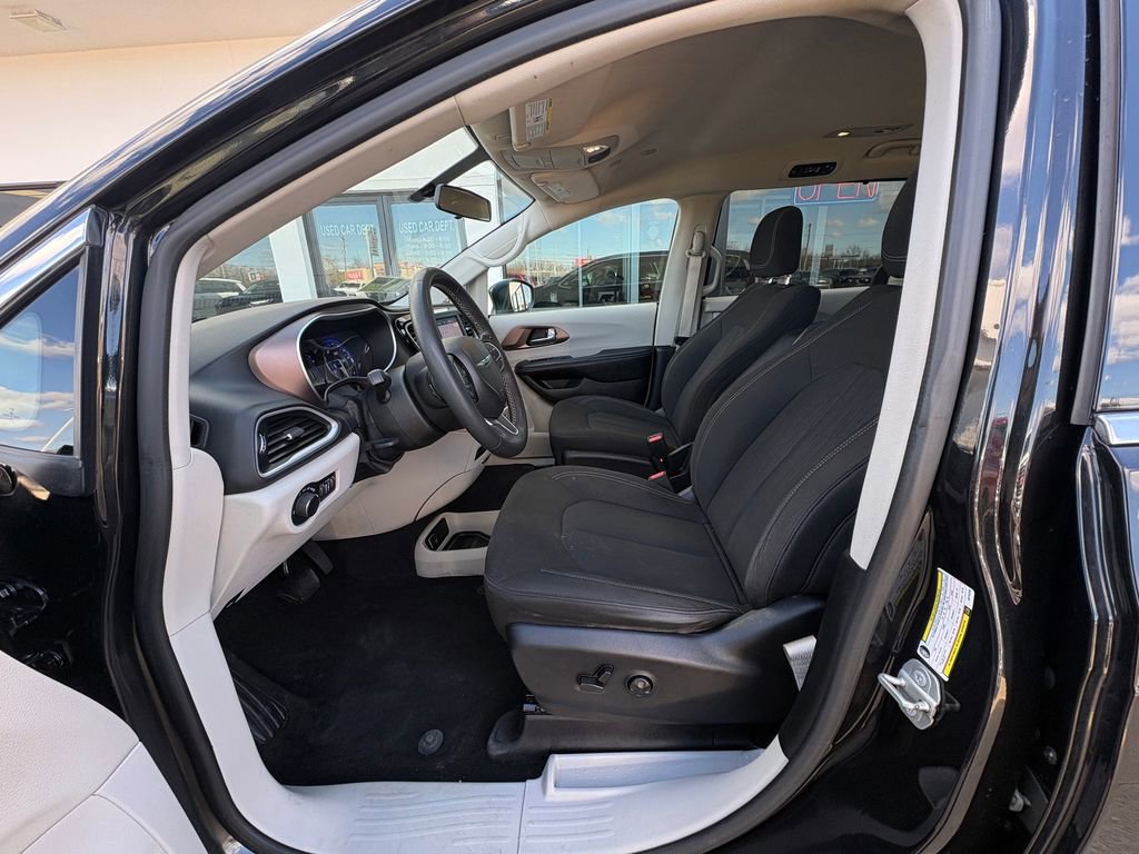 Used 2022 Chrysler Voyager LX image 13