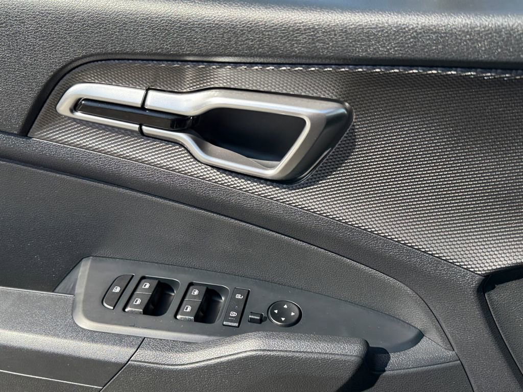 Used 2025 Kia Sportage LX image 9