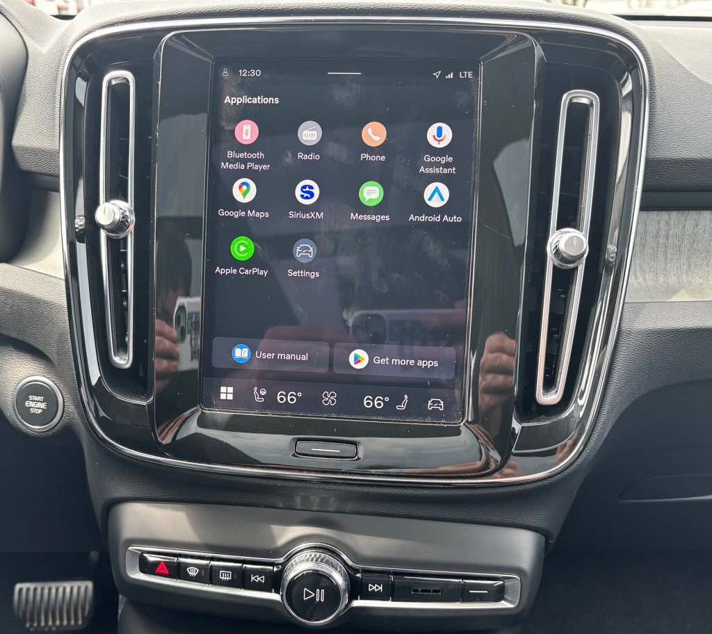 Used 2024 Volvo XC40 B5 Core image 9