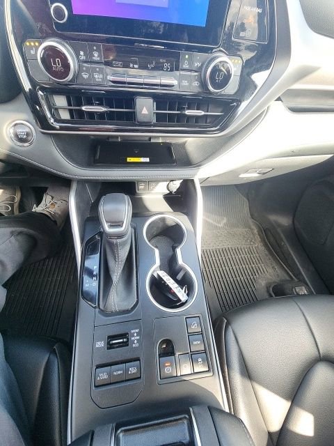 Used 2023 Toyota Highlander XLE image 11
