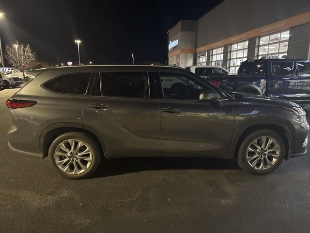 Used 2023 Toyota Highlander Limited image 3