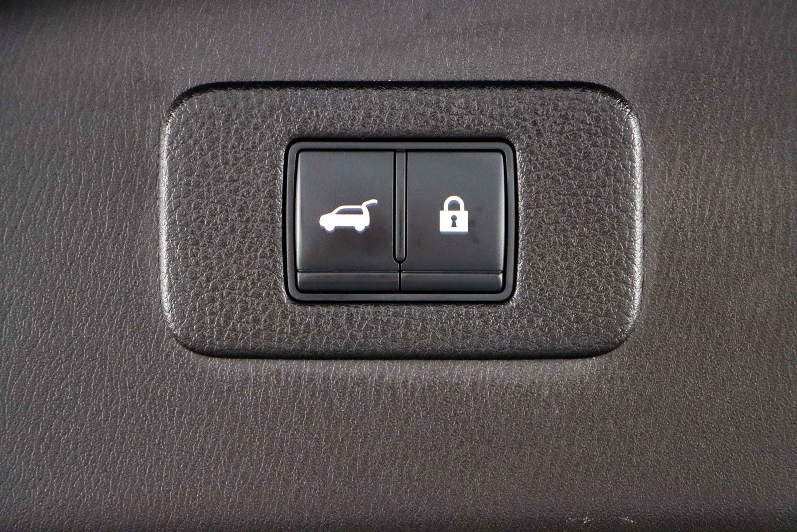 Used 2022 Nissan Armada SL w/ Captain's Chairs Package image 33