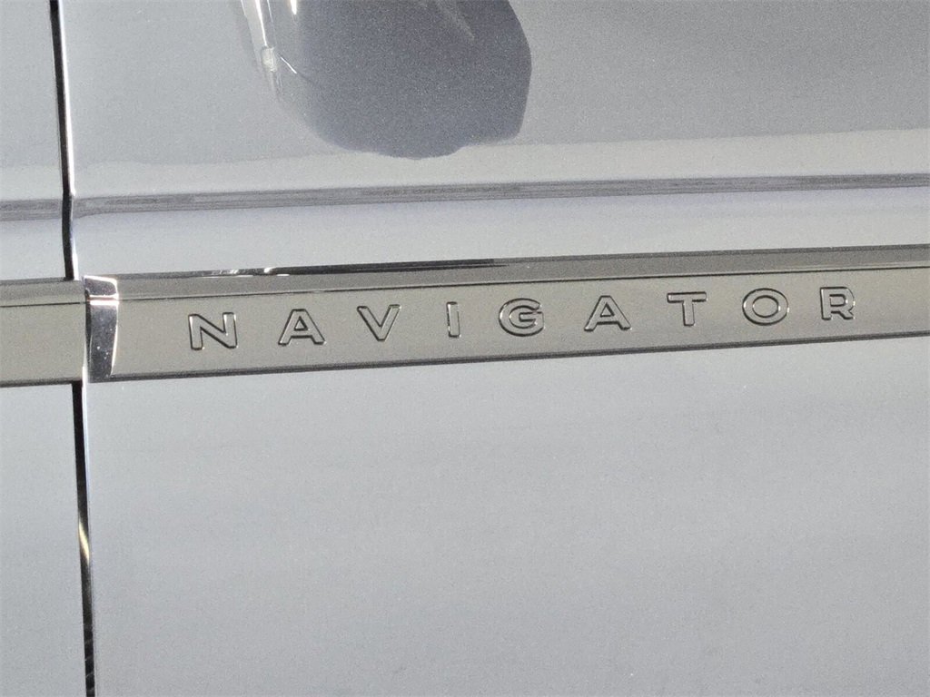 Used 2025 Lincoln Navigator L Reserve w/ Jet Appearance Package image 6