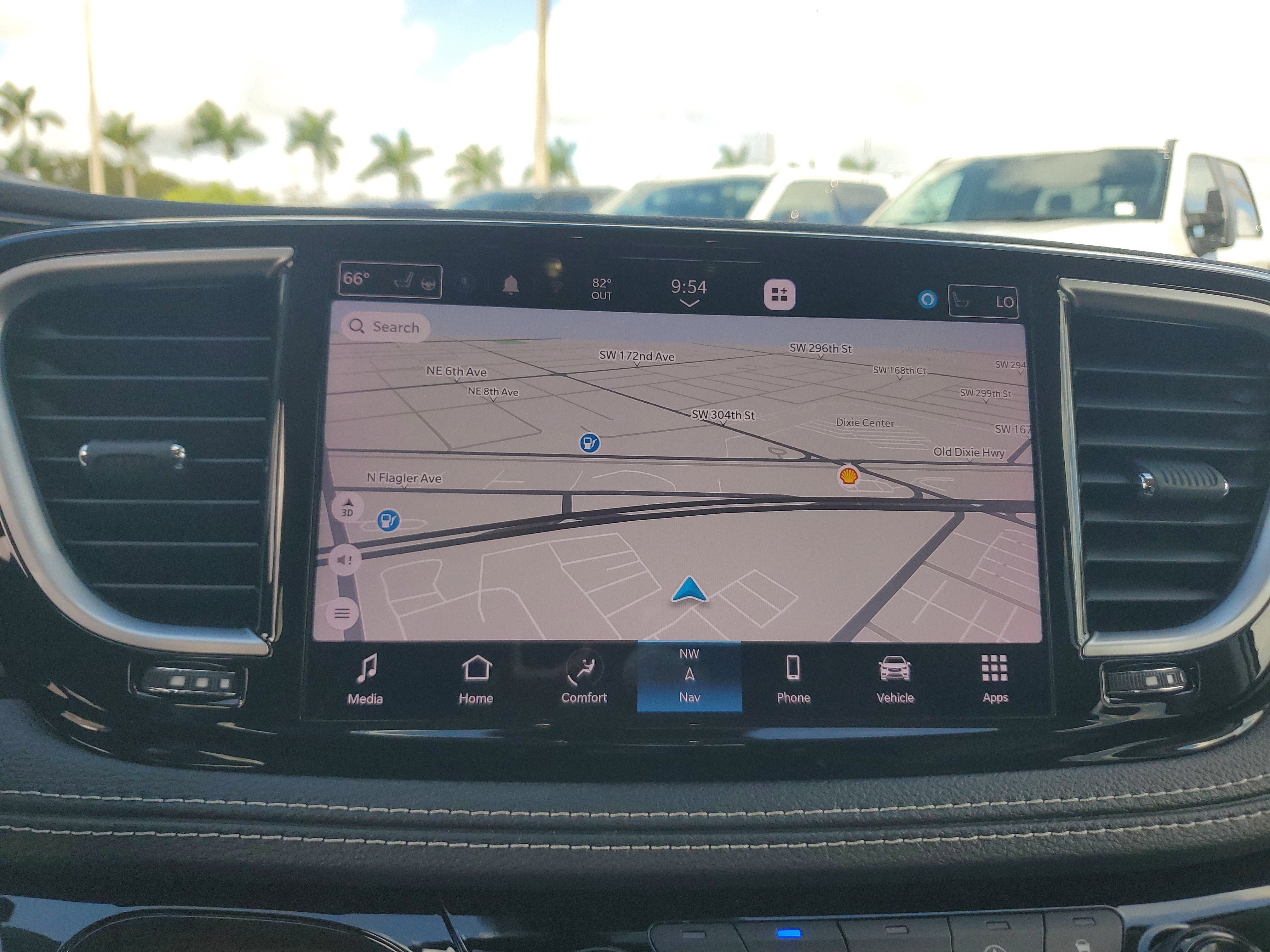 Used 2023 Chrysler Pacifica Limited w/ Uconnect Theater Family Group image 10