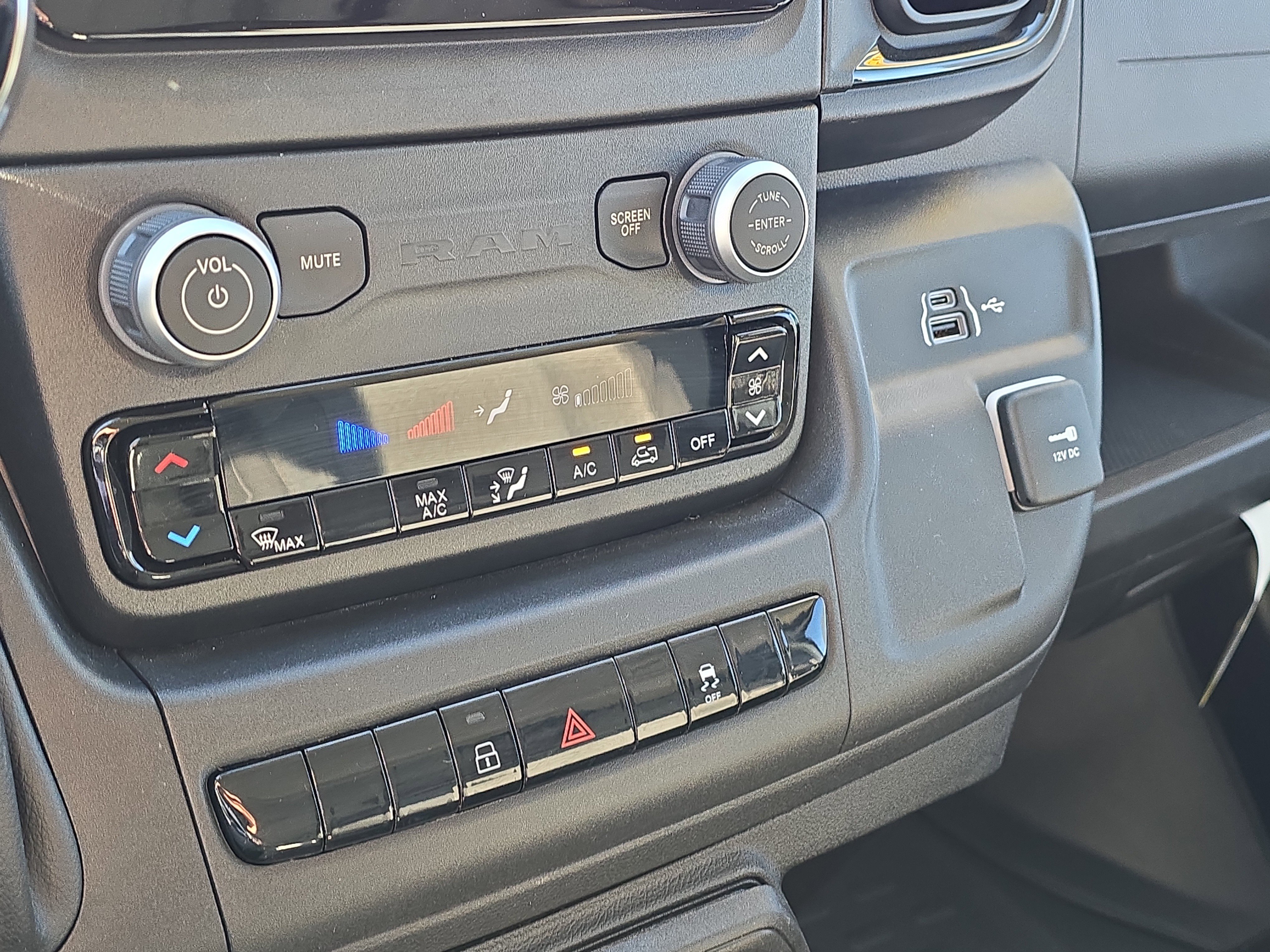 Used 2025 RAM ProMaster 2500 w/ Storage Group image 21