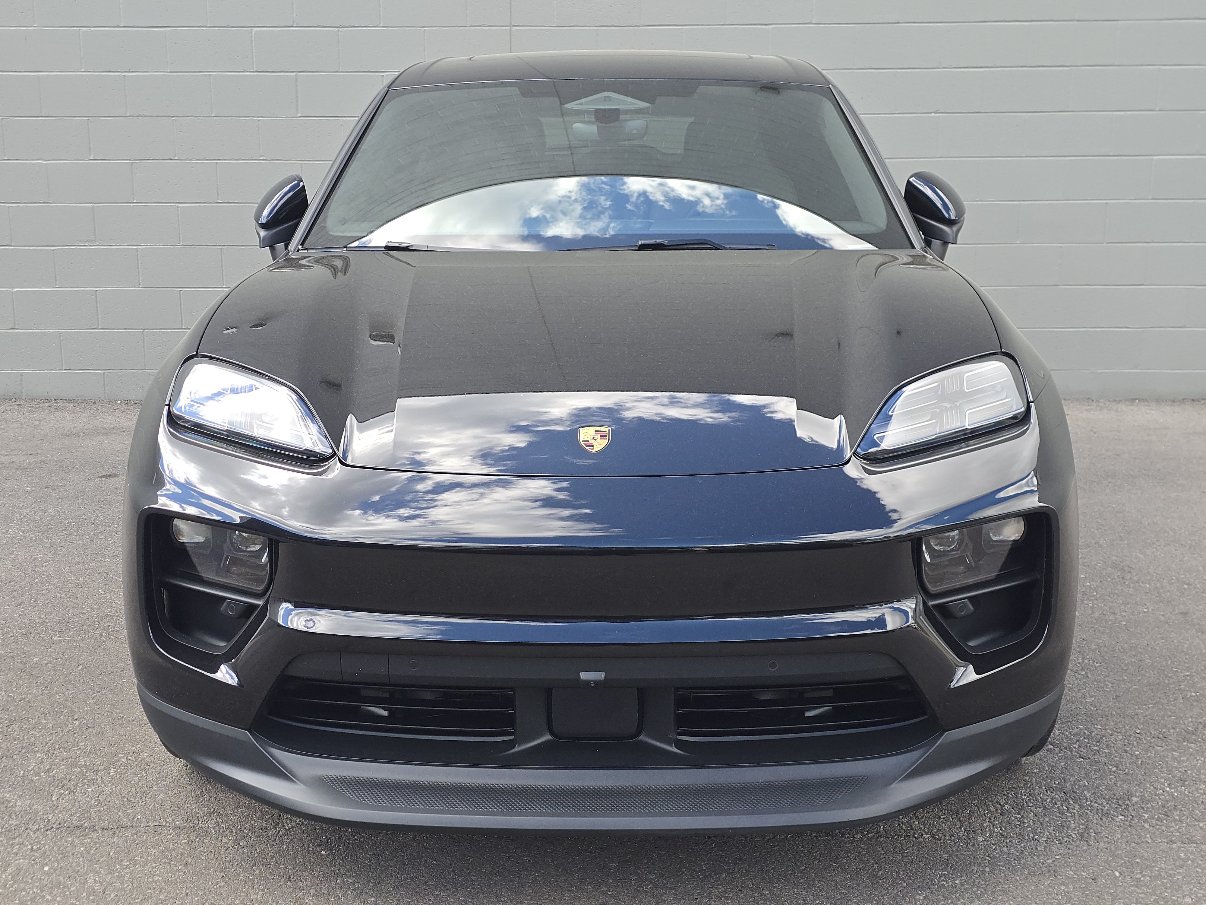 Certified 2025 Porsche Macan 4S Electric AWD/4WD image 6