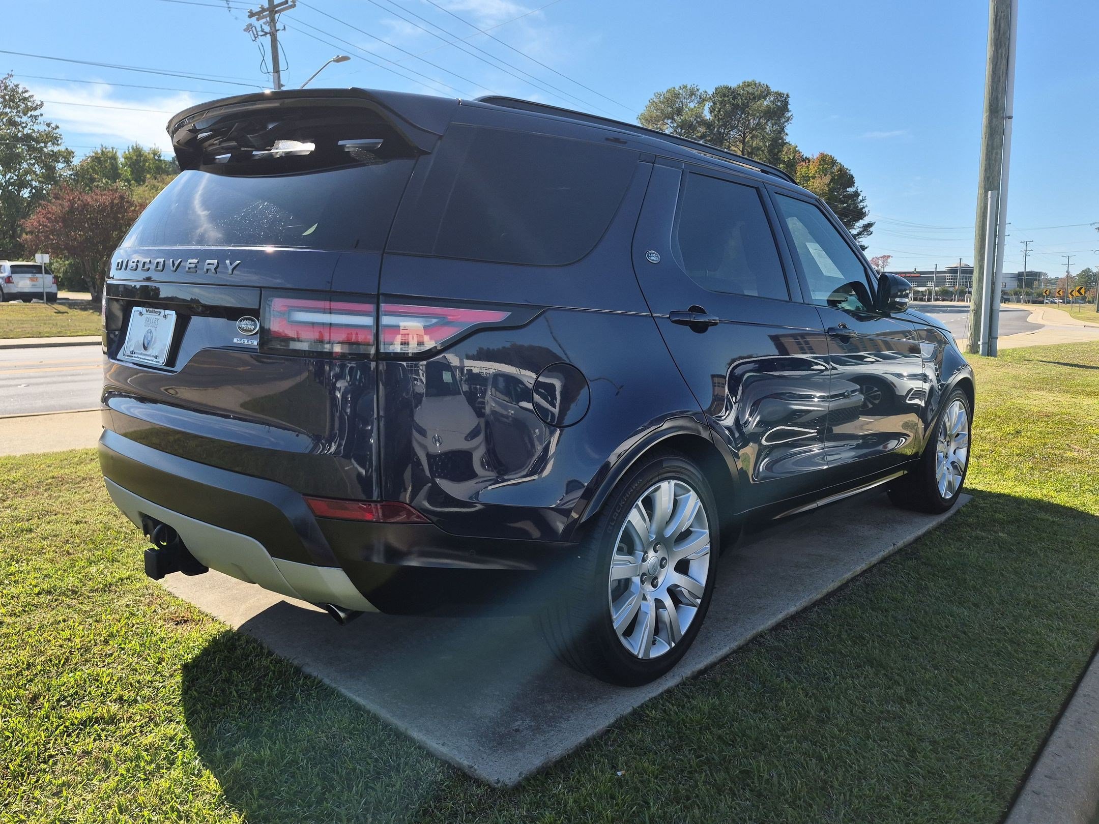 Used 2019 Land Rover Discovery HSE AWD/4WD image 3