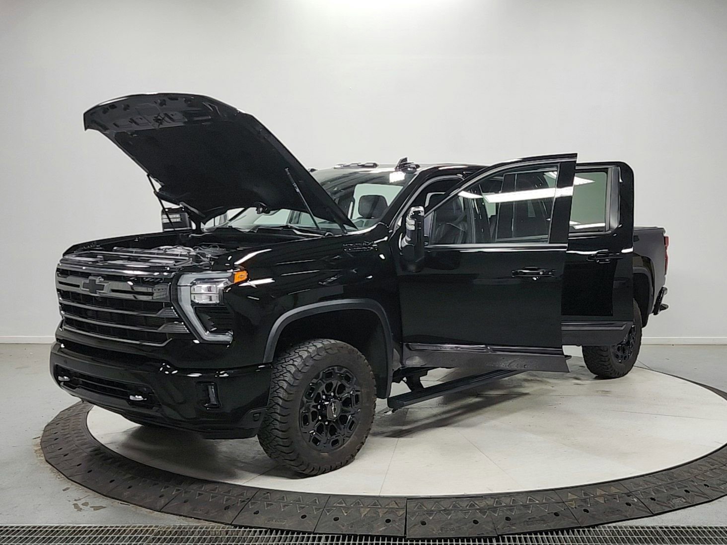 Used 2024 Chevrolet Silverado 2500 High Country w/ High Country Premium Package AWD/4WD image 11