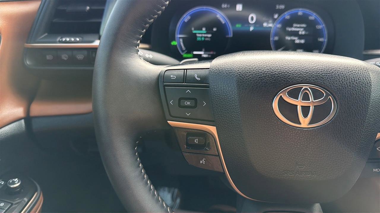 Used 2025 Toyota Crown Signia XLE AWD (Natl) image 27