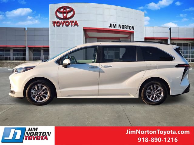 Used 2026 Toyota Sienna XLE FWD image 4