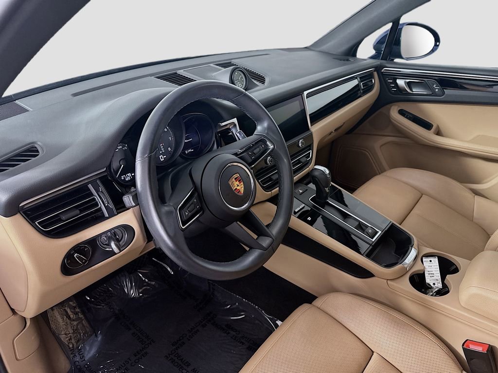 Certified 2023 Porsche Macan image 4