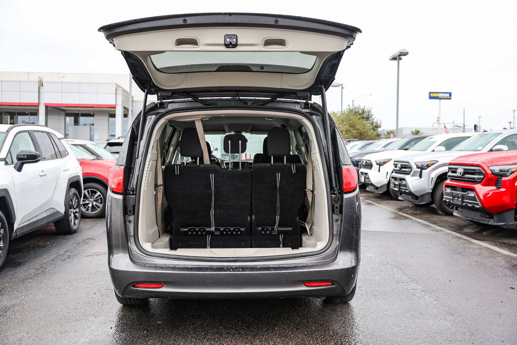 Used 2022 Chrysler Voyager LX FWD image 26