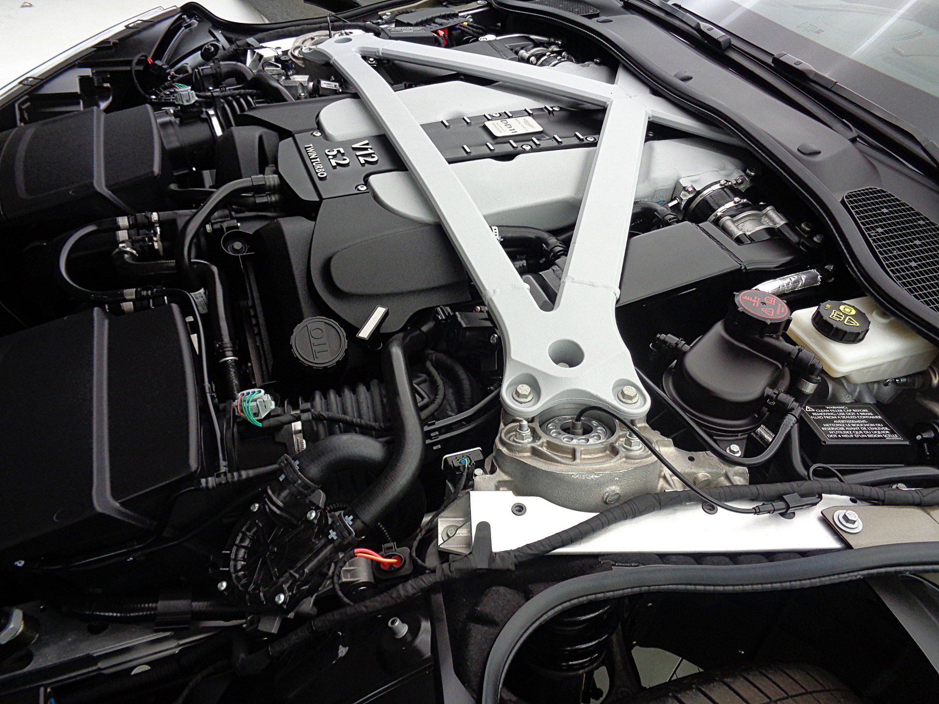 Used 2018 Aston Martin DB11 V12 image 16