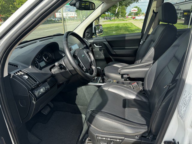 Used 2011 Land Rover LR2 HSE image 9