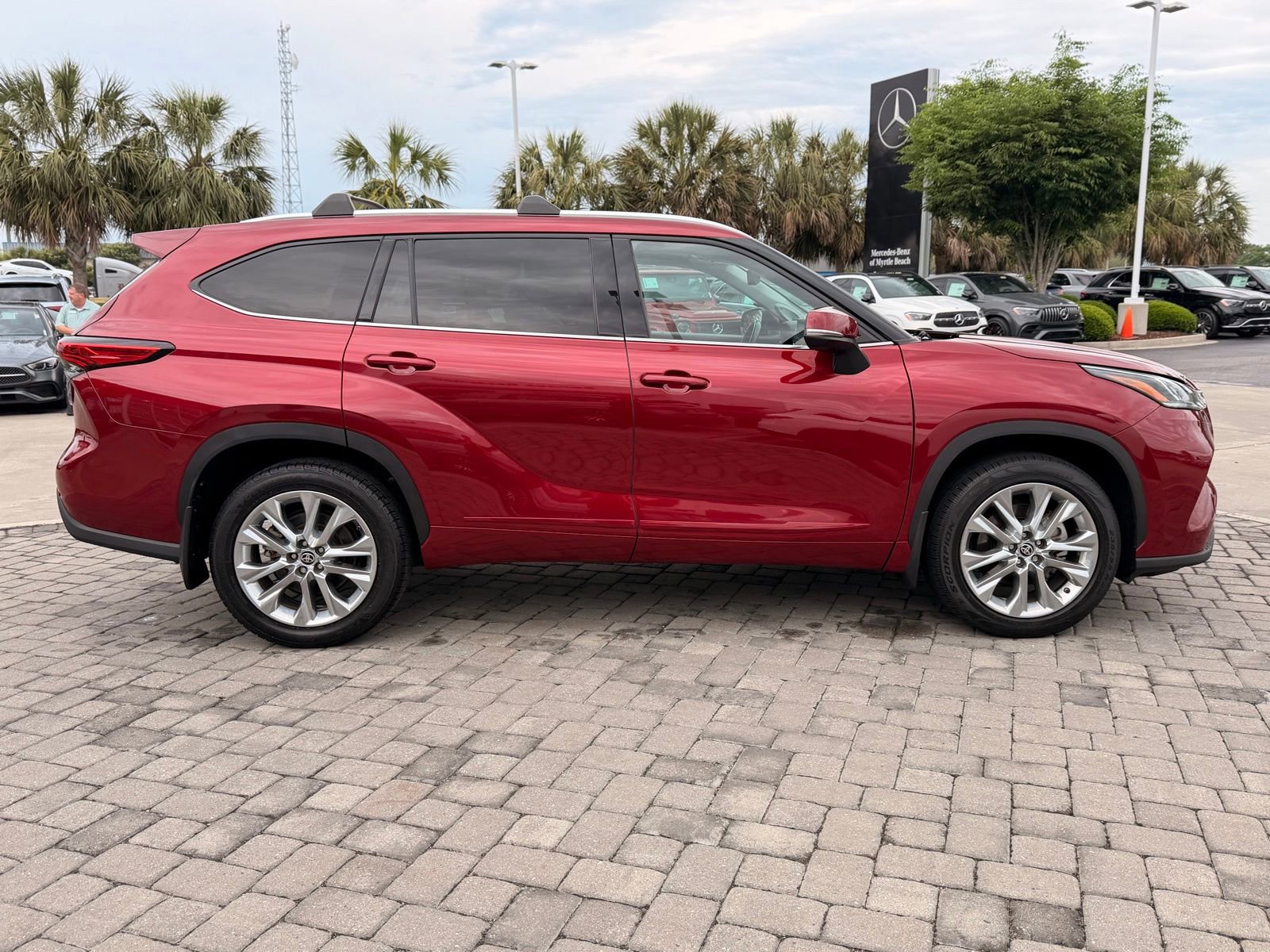 Used 2022 Toyota Highlander Limited FWD image 8