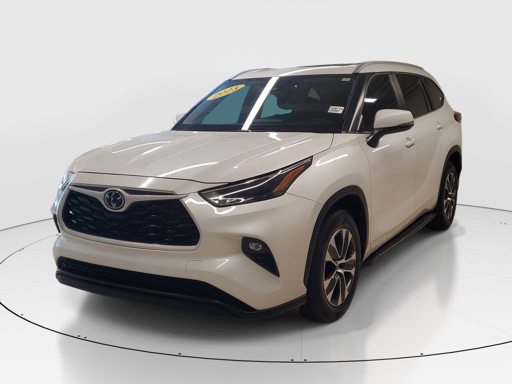 Used 2023 Toyota Highlander XLE image 3