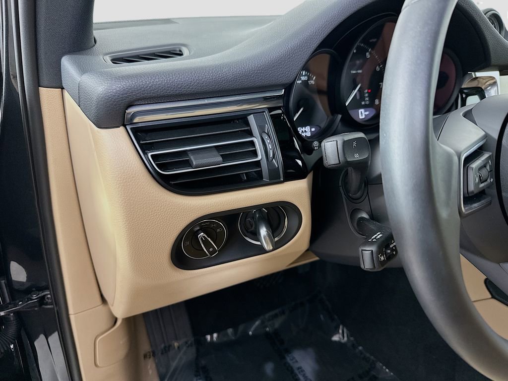Certified 2025 Porsche Macan image 11