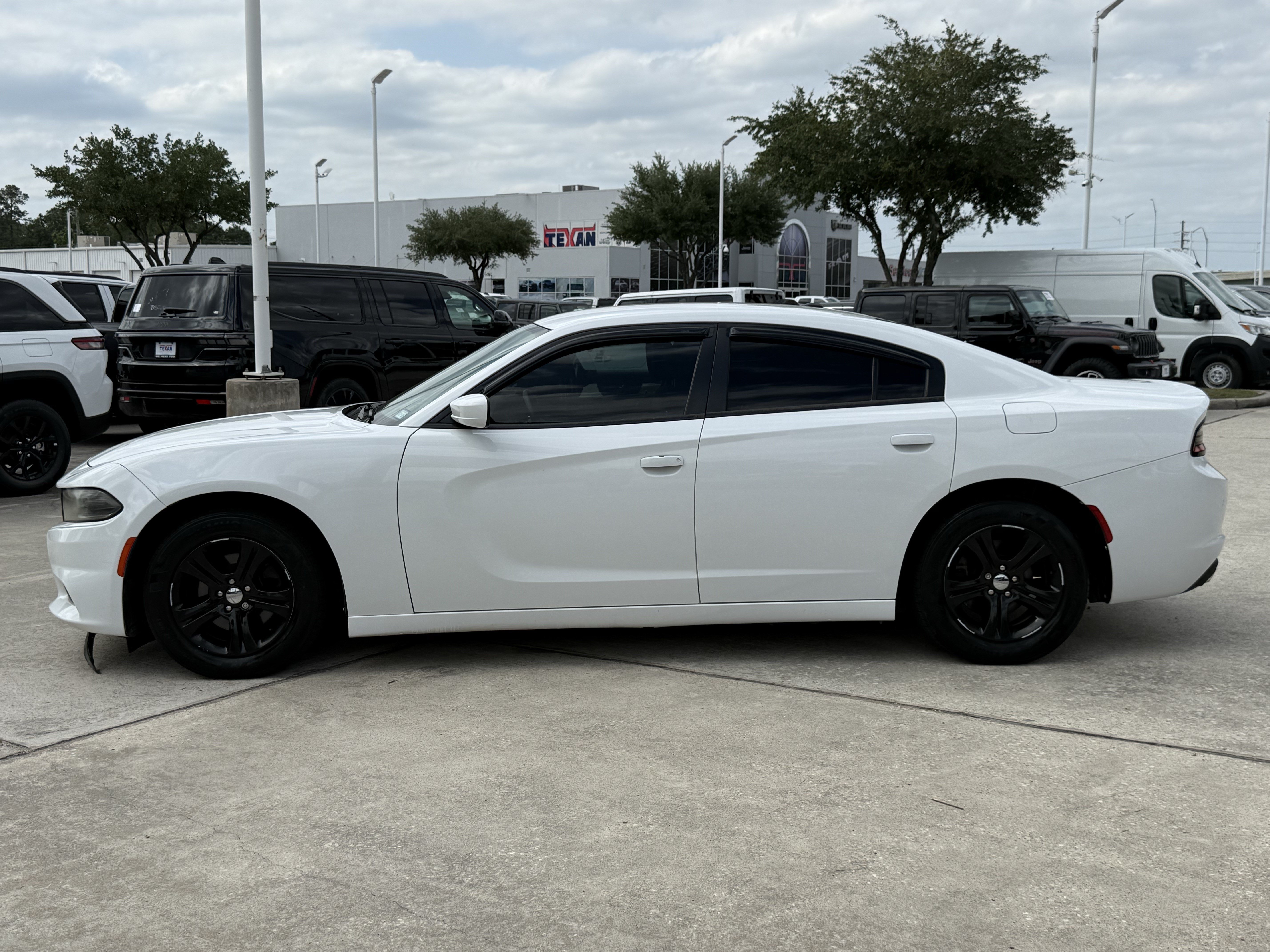 Used 2018 Dodge Charger SXT RWD image 8