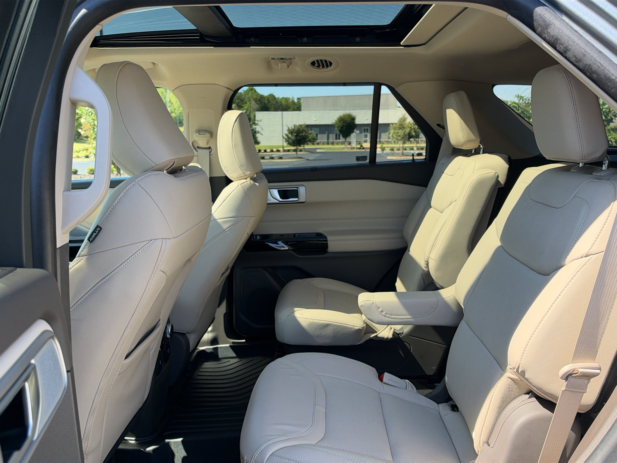 Used 2023 Ford Explorer Platinum w/ Technology Package AWD/4WD image 15