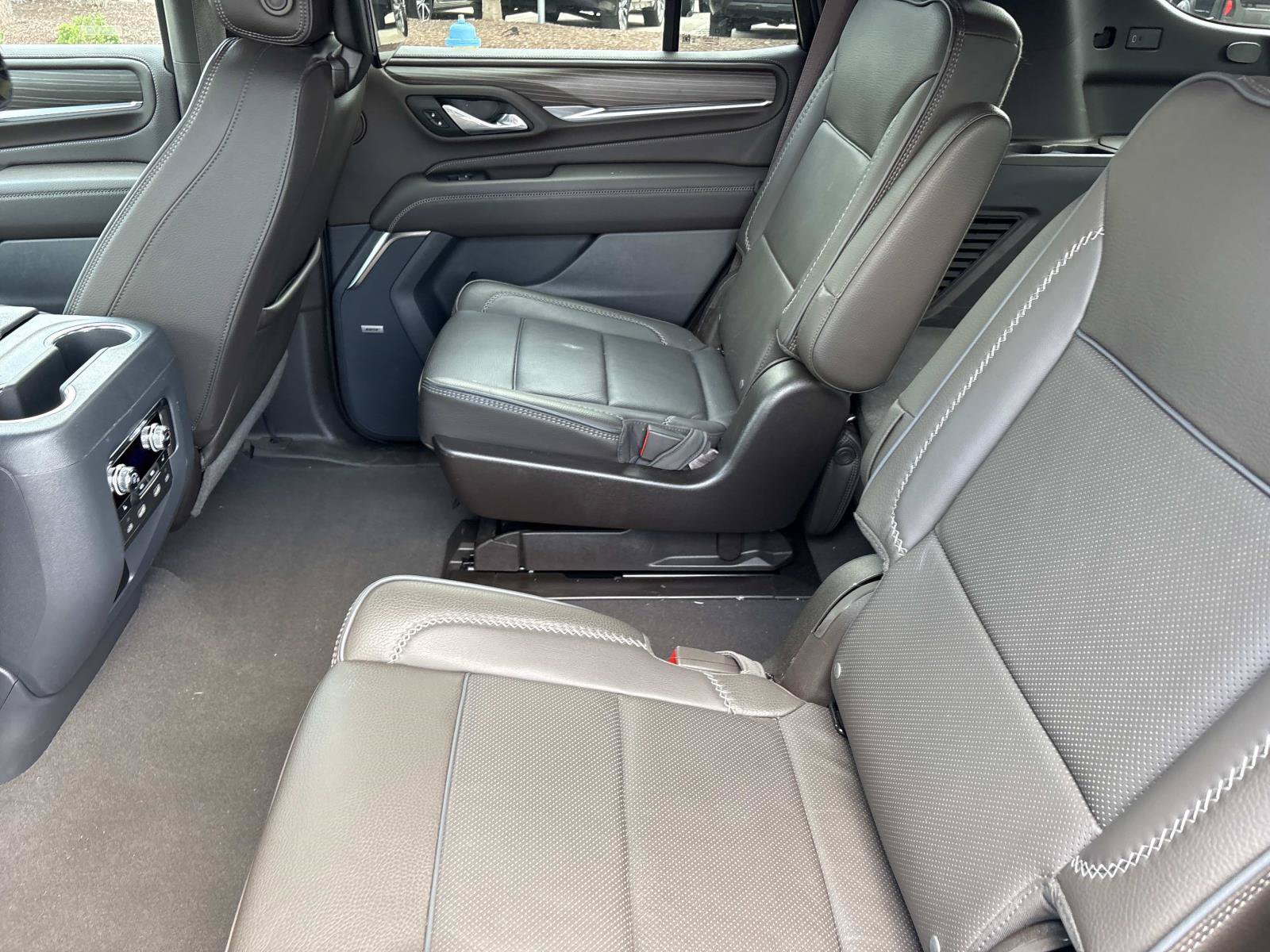 Used 2024 GMC Yukon Denali w/ Denali Reserve Package RWD image 33